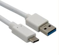 Weißes USB-Kabel mit USB-A-Stecker auf der einen Seite und USB-C-Anschluss auf der anderen Seite.