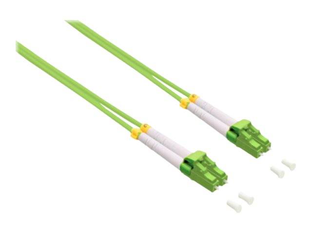 Zwei grüne Glasfaser-Patchkabel mit weißen Steckern und Schutzdeckeln auf weißem Hintergrund.