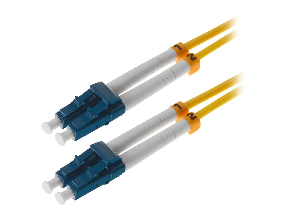 Zwei blaue Glasfaserstecker, die an gelben Kabeln auf weißem Hintergrund befestigt sind.