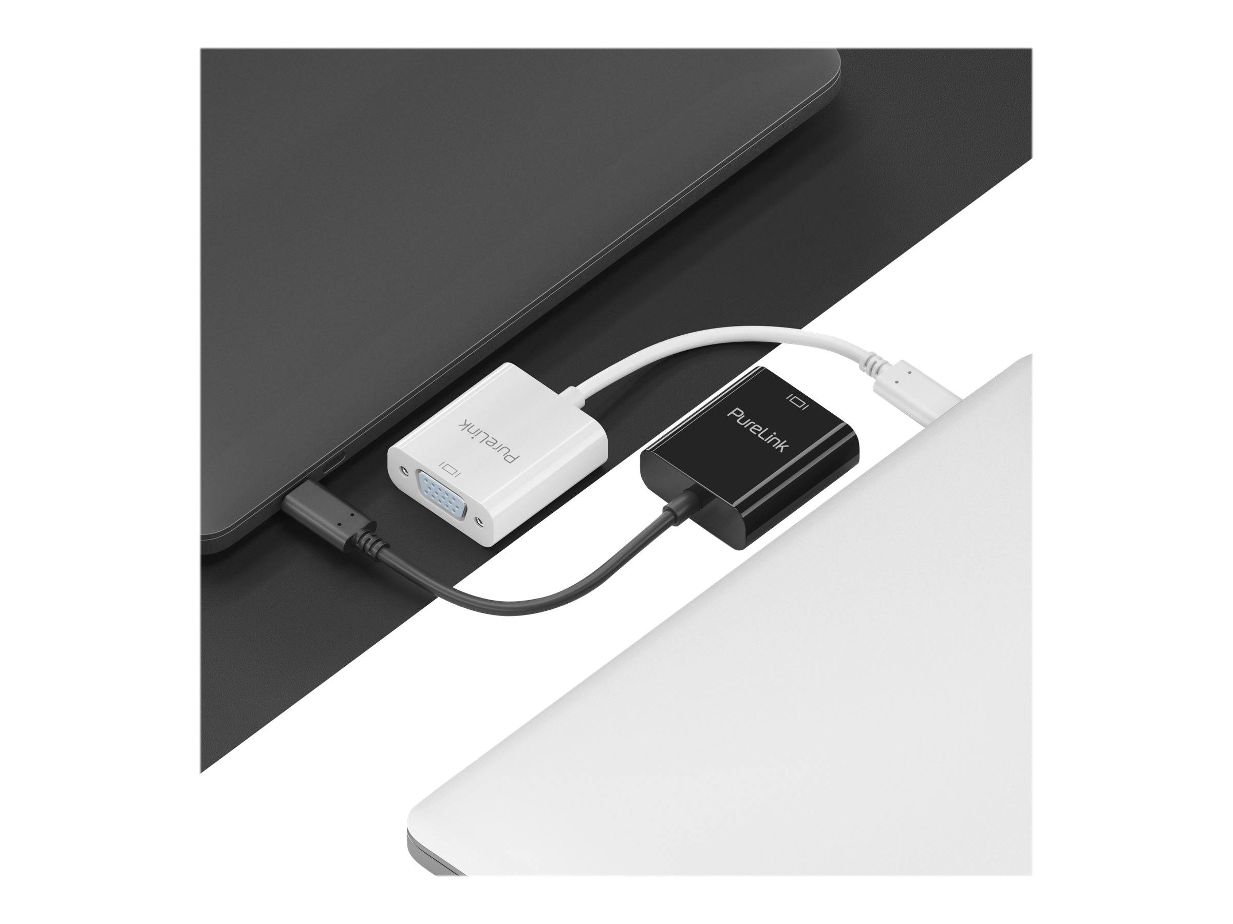 Laptop, das über einen kleinen Adapter und ein Kabel-Hub mit einem Tablet verbunden ist, zeigt ein USB- und Videoverbindungssetup.