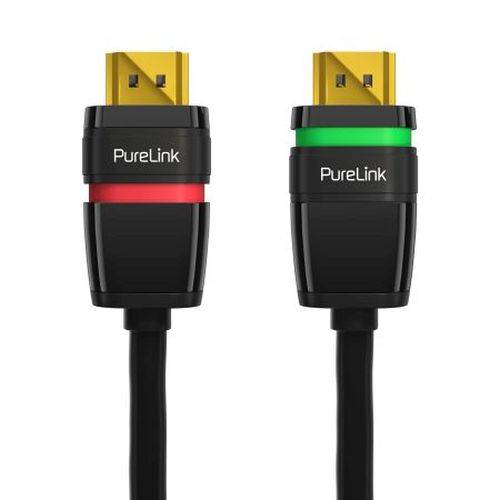 Zwei nebeneinander angeordnete PureLink-HDMI-Kabelstecker, einer mit rotem Band und einer mit grünem Band.