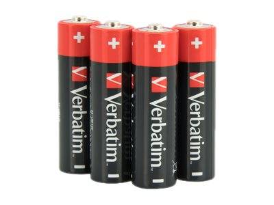 Vier aufrecht stehende Verbatim AA-Batterien auf weißem Hintergrund mit roten Oberseiten und schwarzen Etiketten.