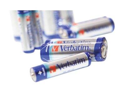 Mehrere Verbatim-AA-Batterien sind auf einem weißen Hintergrund verstreut, wobei eine Batterie im Vordergrund scharf fokussiert ist.