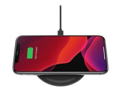 Ein Smartphone liegt auf einer kabellosen Ladestation und zeigt ein Batteriesymbol mit 100% Ladung auf dem Bildschirm.