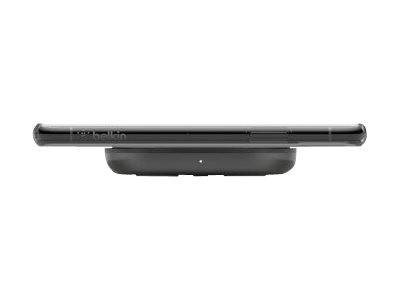 Schwarzer Soundbar-Lautsprecher auf kompakter Basis, vor einfachem weißem Hintergrund gezeigt.
