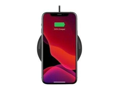 Smartphone steht auf einem kabellosen Ladegerät und zeigt ein grünes Batteriesymbol und „100% Geladen" auf dem Bildschirm.