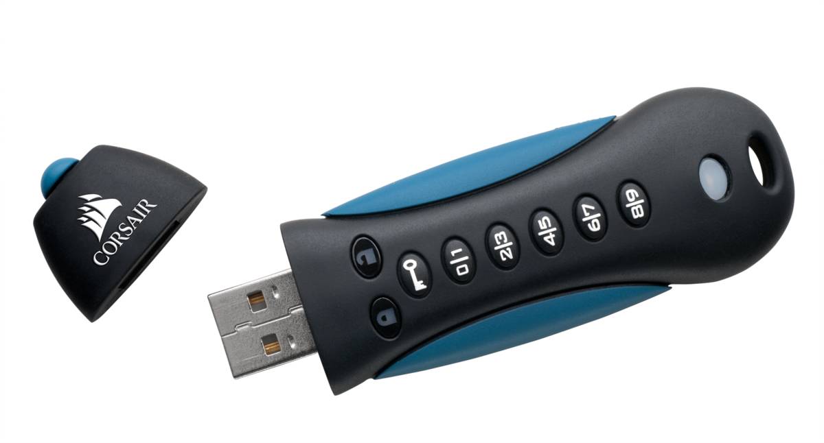 Corsair USB-Stick mit abnehmbarer Kappe, zeigt die Kappe und das Gehäuse mit integrierten nummernblock-ähnlichen Tasten für die Sicherheit.