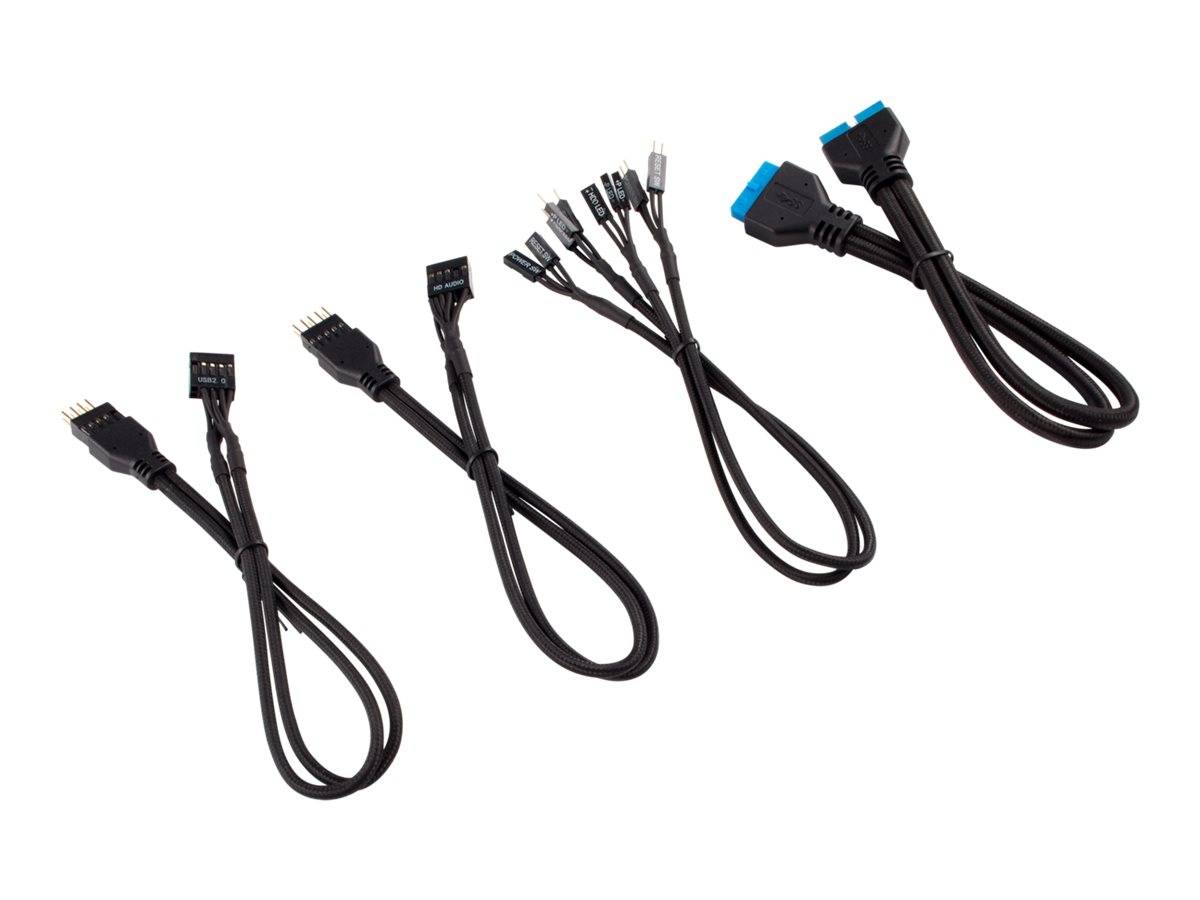 Vier schwarze Computer-Stromverteiler-Kabel mit mehreren Steckverbindern, einschließlich zwei blauer SATA-ähnlicher Stecker, auf weißem Hintergrund dargestellt.