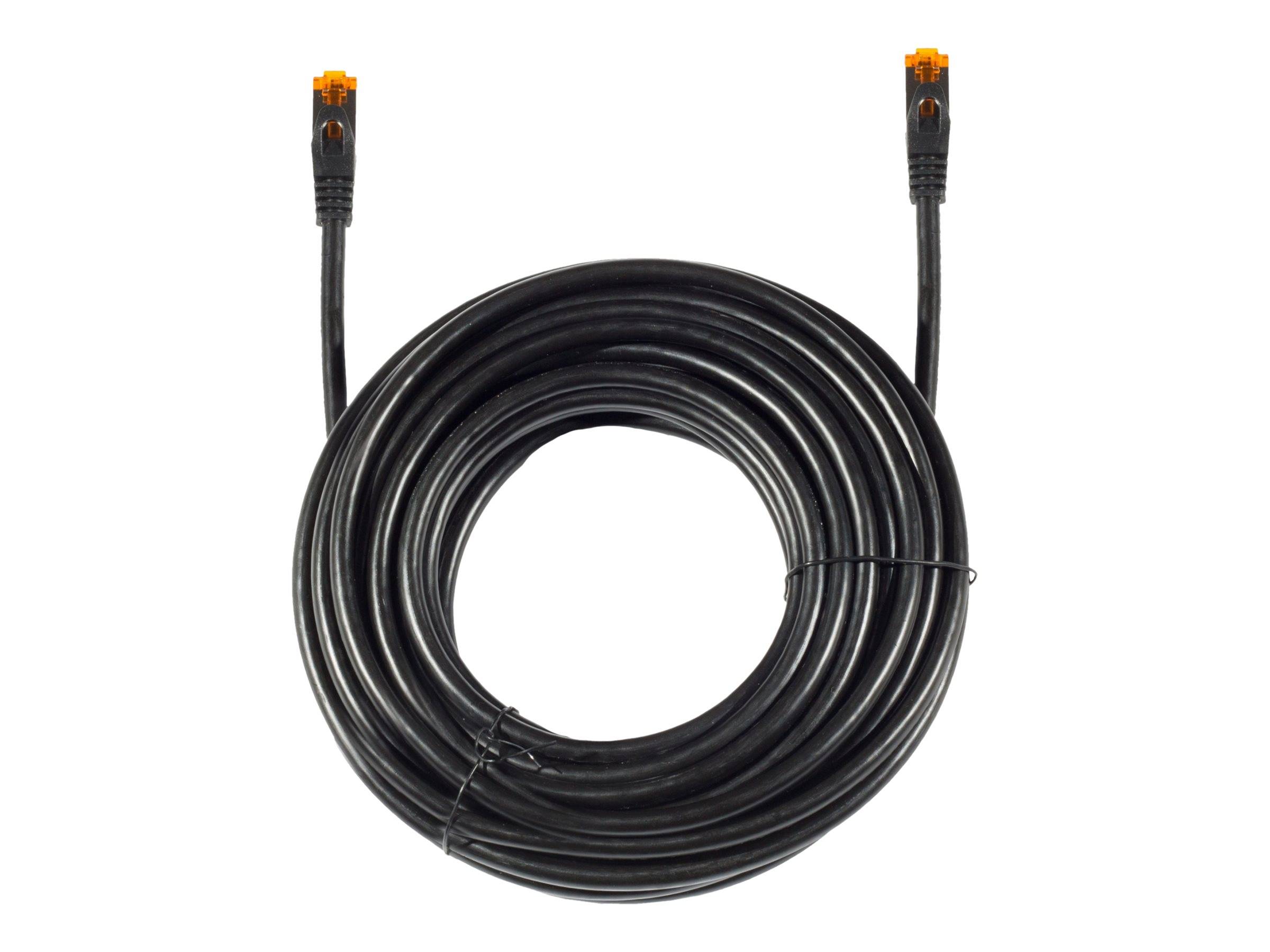 Aufgerolltes schwarzes Ethernet-Kabel mit RJ45-Steckern an beiden Enden, isoliert auf weißem Hintergrund.