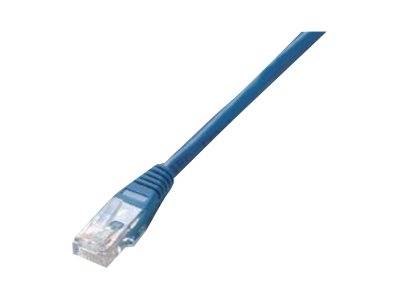 Blaues Ethernet-Netzwerkkabel mit transparentem RJ45-Stecker auf weißem Hintergrund.