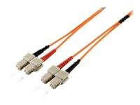 Zwei orangefarbene Glasfaserkabel mit dualen beigen Steckern auf weißem Hintergrund.