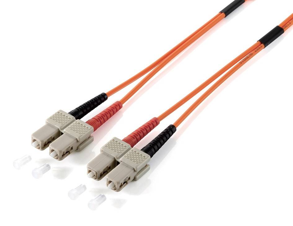 Zwei orangefarbene Lichtwellenleiter-Duplex-Kabelverbindungen mit grauen Anschlüssen und schwarzen/roten Manschetten, dargestellt auf weißem Hintergrund.