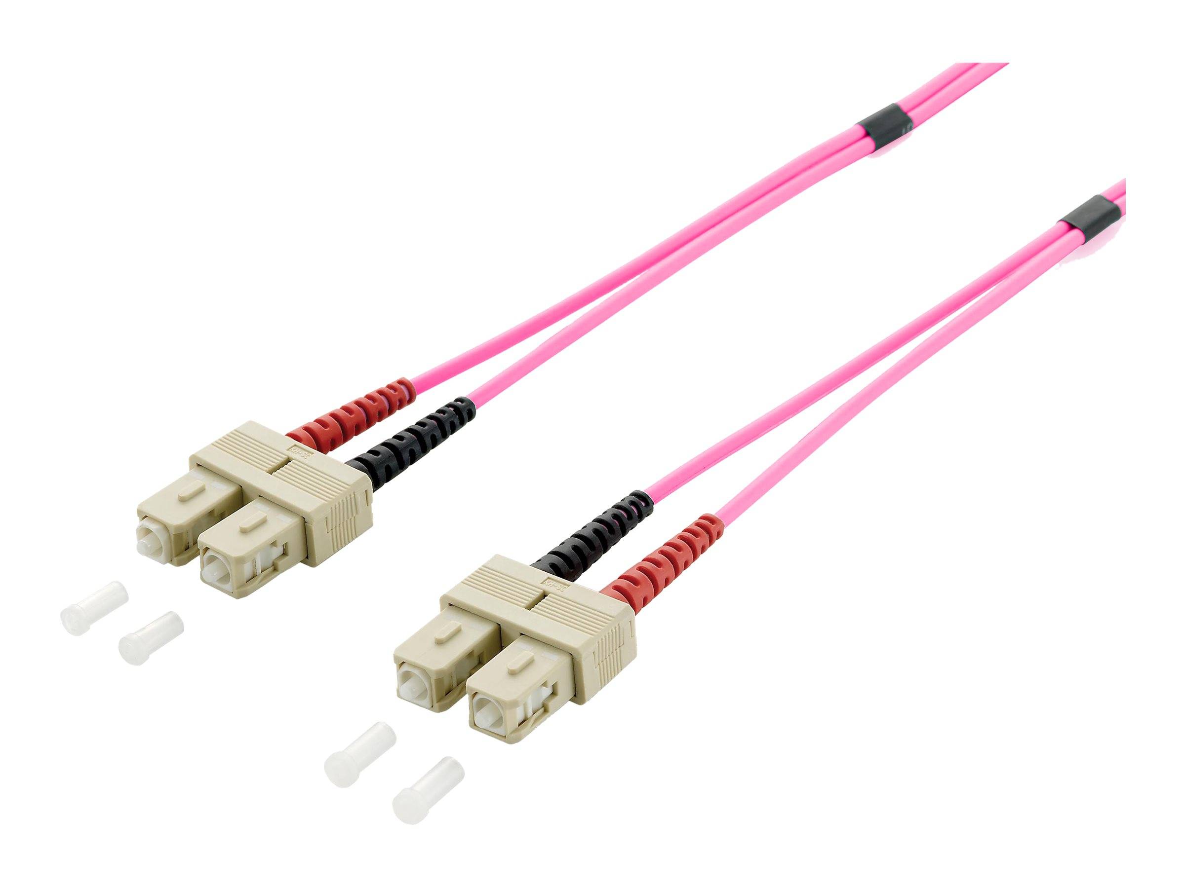 Zwei rosa Glasfaser-Duplex-Patchkabel mit beigefarbenen Steckern und zwei kleine weiße Schutzdeckel auf weißem Hintergrund.