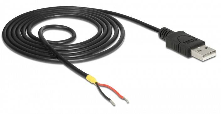 USB-Kabel mit freigelegten roten und schwarzen Drahtenden, das einen abgeschnittenen oder abisolierten Stecker an einem Ende und einen USB-A-Stecker am anderen Ende zeigt.