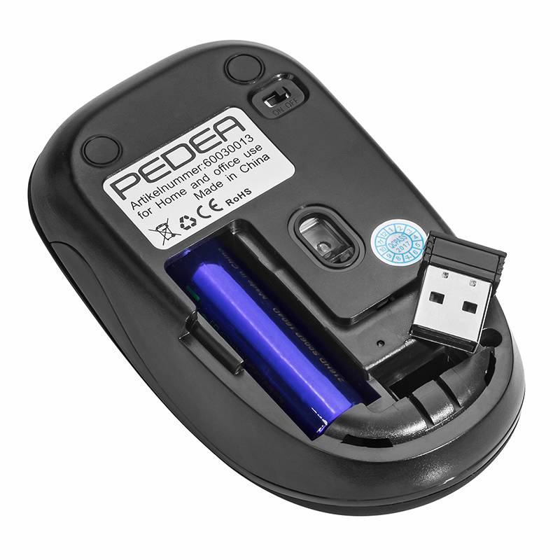 Unteransicht einer schwarzen kabellosen Computermaus mit Batteriegehäuse, optischem Sensor, Stromschalter und USB-Empfänger.
