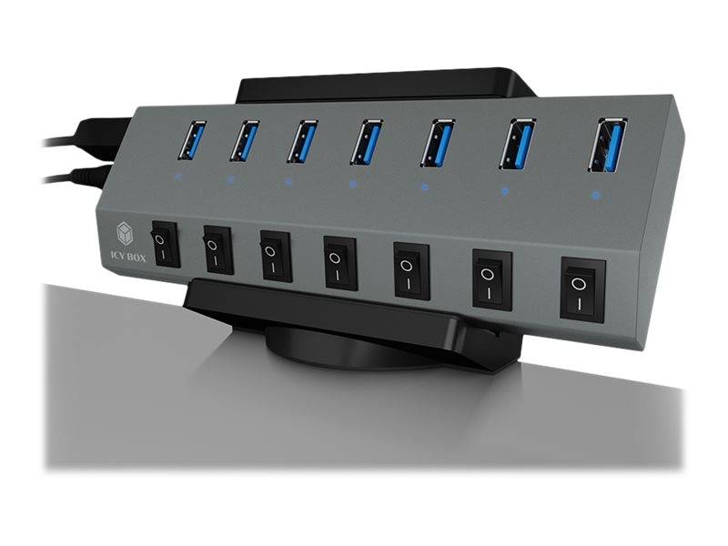 USB-Hub-Steckdosenleiste mit sieben blauen USB-Anschlüssen oben und sechs einzelnen Ein-/Aus-Schaltern an der Vorderseite, angewinkelt auf einem Ständer dargestellt.