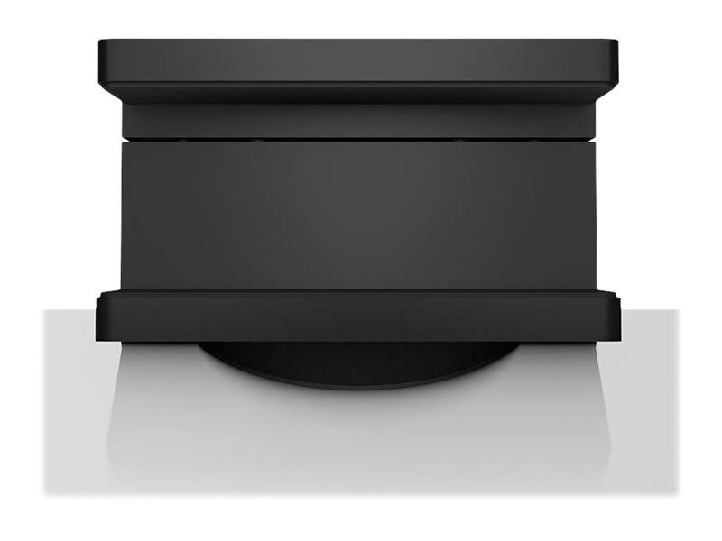 Schwarze wandmontierte Leuchte mit kastenförmigem Schirm, der einen nach unten gerichteten Lichtkegel auf eine hellgraue Wand wirft.