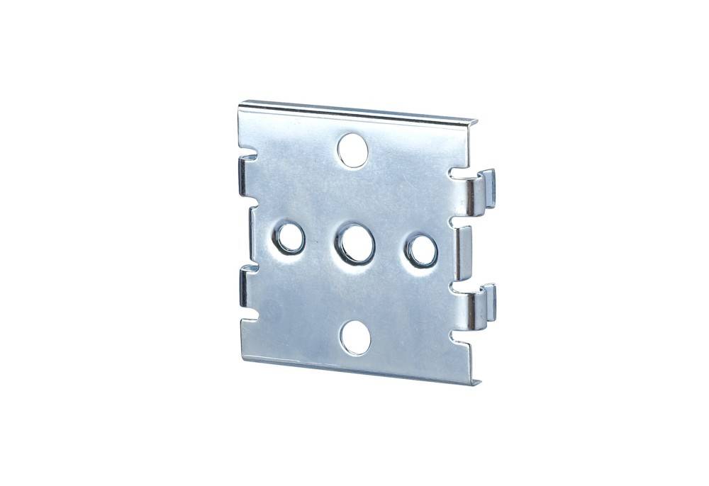 Eine Metall-Wandbefestigungsanker-Halterung mit vier Löchern zur Montage, versehen mit seitlichen Schlitzen für die Befestigung.