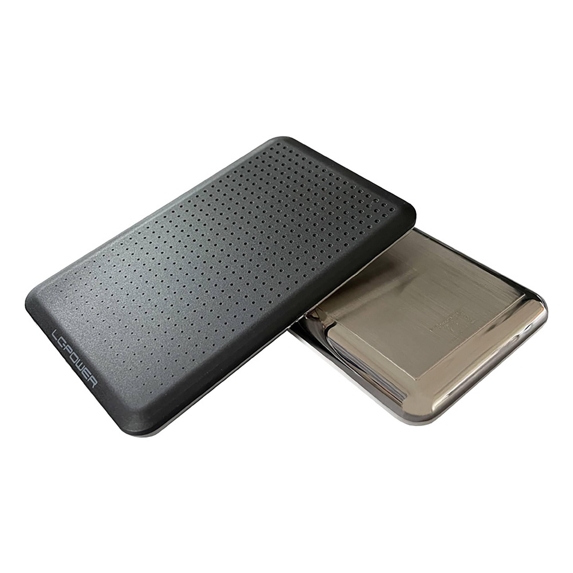 Schwarzes perforiertes Schutzgehäuse, das ein silbernes rechteckiges Gerät oder eine Powerbank auf weißem Hintergrund teilweise abdeckt.