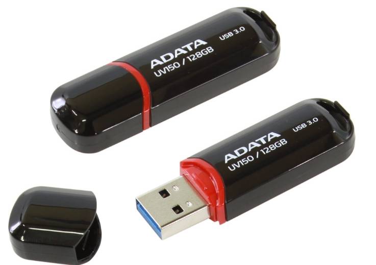Zwei ADATA USB 3.0-Speichersticks werden gezeigt, einer mit aufgesetzter Kappe und einer mit entfernter Kappe, um den USB-Anschluss freizulegen.