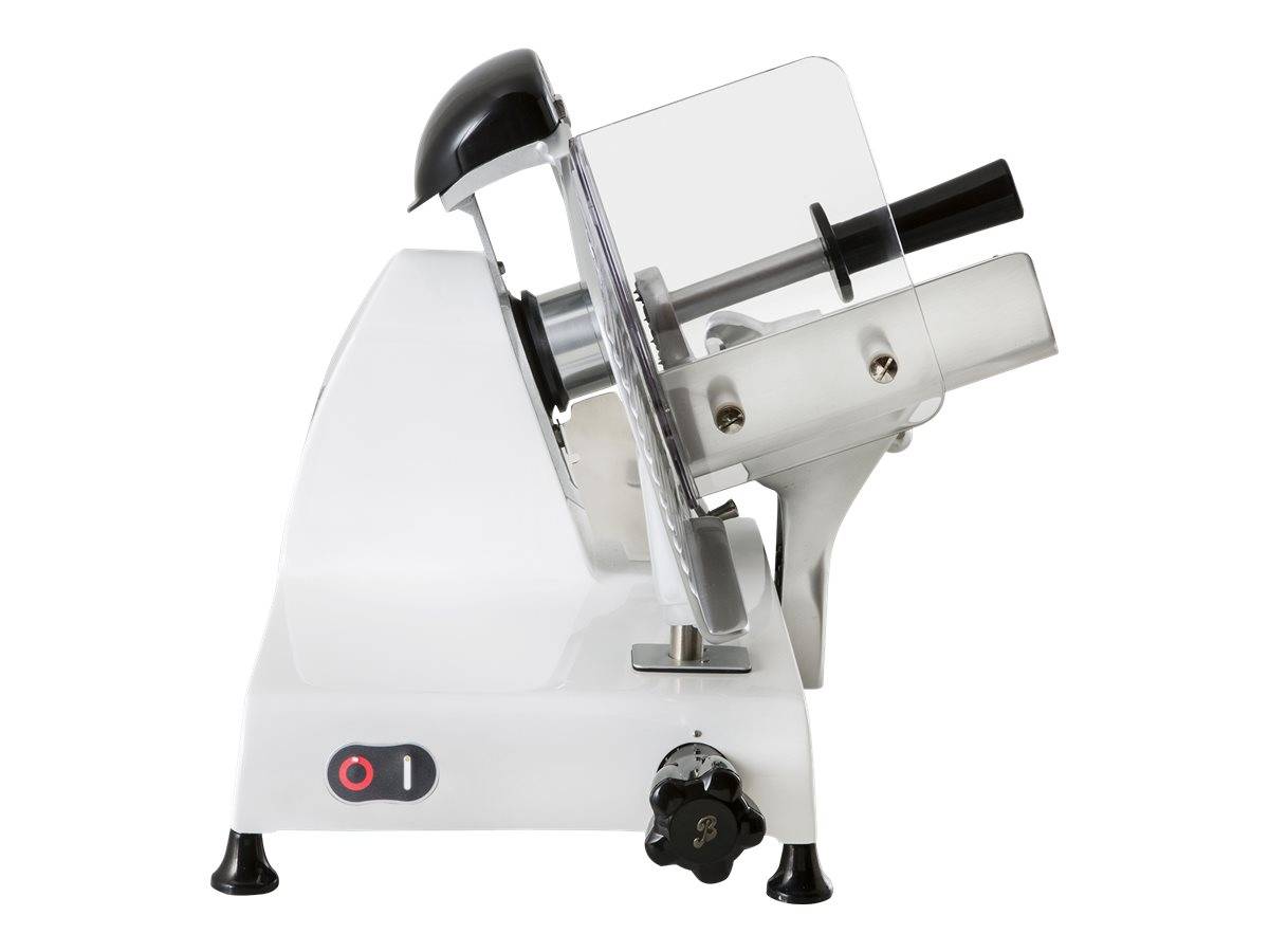 Ein weißer elektrischer Fleischschneider mit geneigter Klinge und Bedienknöpfen, bereit zum Schneiden. Der Schneider befindet sich auf einem weißen Hintergrund.
