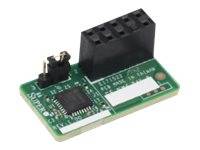 Kleine grüne elektronische Leiterplatte mit schwarzem Stiftverbinder und Mikrochip auf weißem Hintergrund.