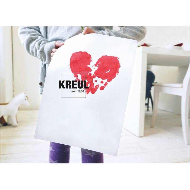 Ein Kind hält ein weißes Papier mit roten Herzformen und der Beschriftung 