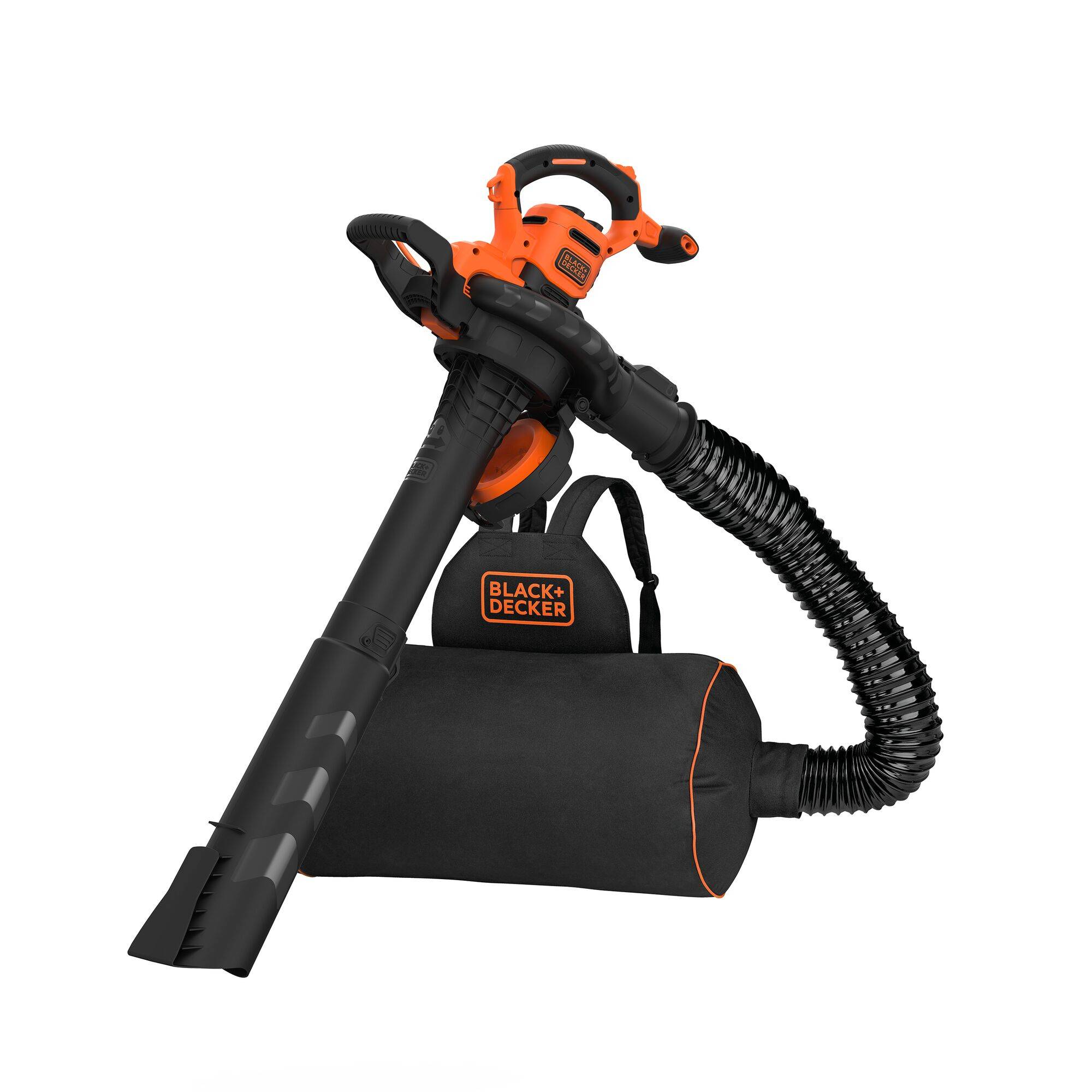 Black+Decker Orange-schwarzes Laubgebläse mit angehängtem Vakuumbeutel und flexiblem Schlauch, dargestellt auf weißem Hintergrund.