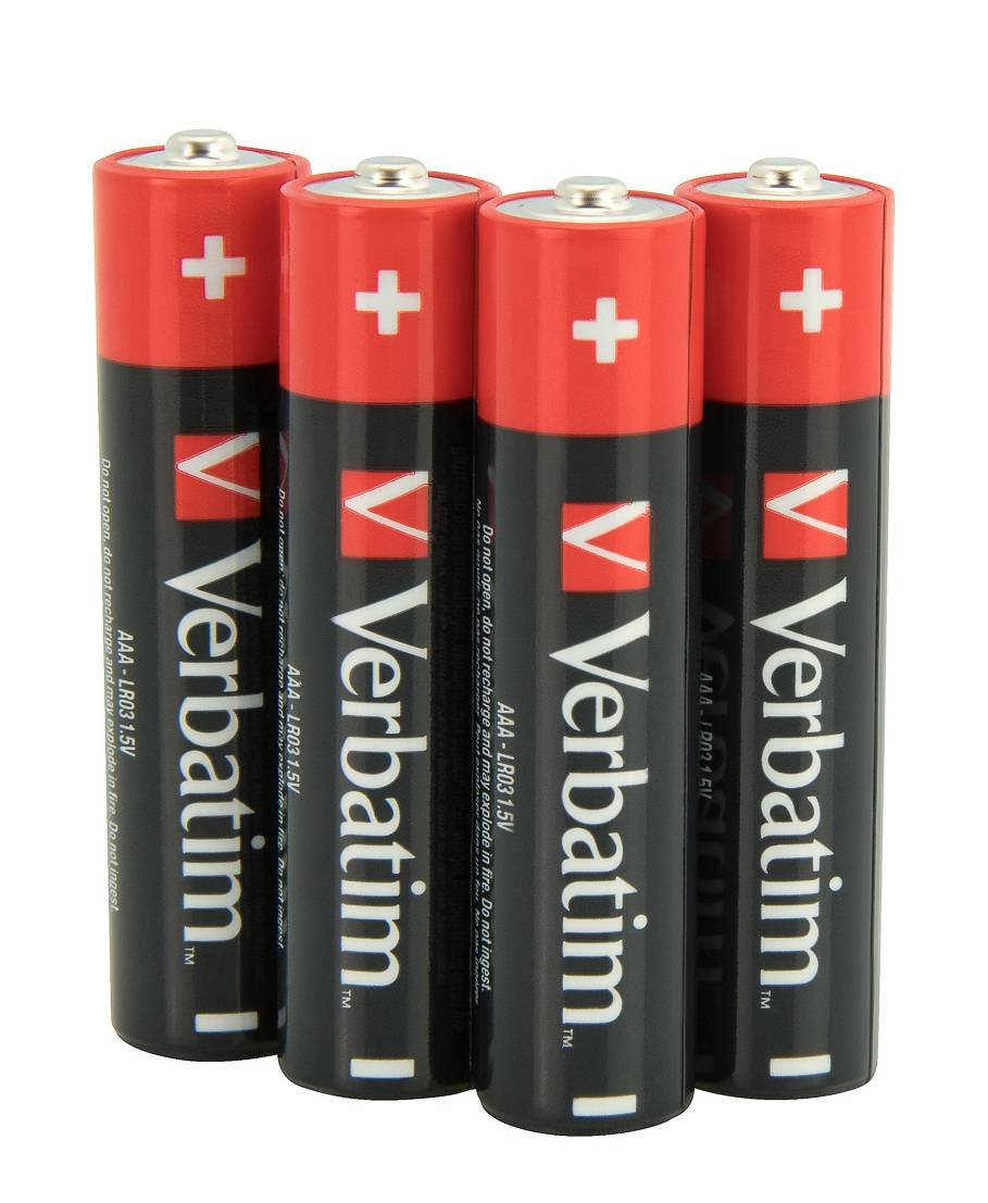 Vier aufrecht stehende Verbatim-AA-Batterien, rot-schwarz mit sichtbaren Pluspolen.