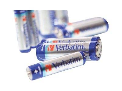 Mehrere AA-Batterien mit Verbatim-Branding, die auf weißem Hintergrund verstreut sind.