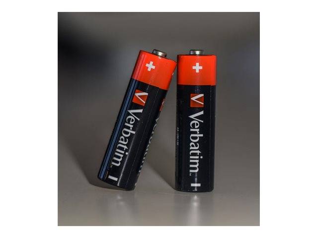 Zwei Verbatim-AA-Batterien, die aufrecht stehen, eine leicht geneigt, mit roten Deckeln und weißen Pluszeichen.