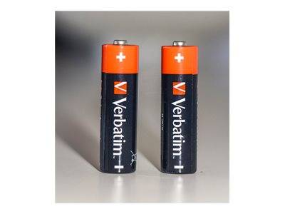 Zwei Verbatim-AA-Batterien stehen aufrecht nebeneinander auf einem schlichten, hellen Hintergrund.