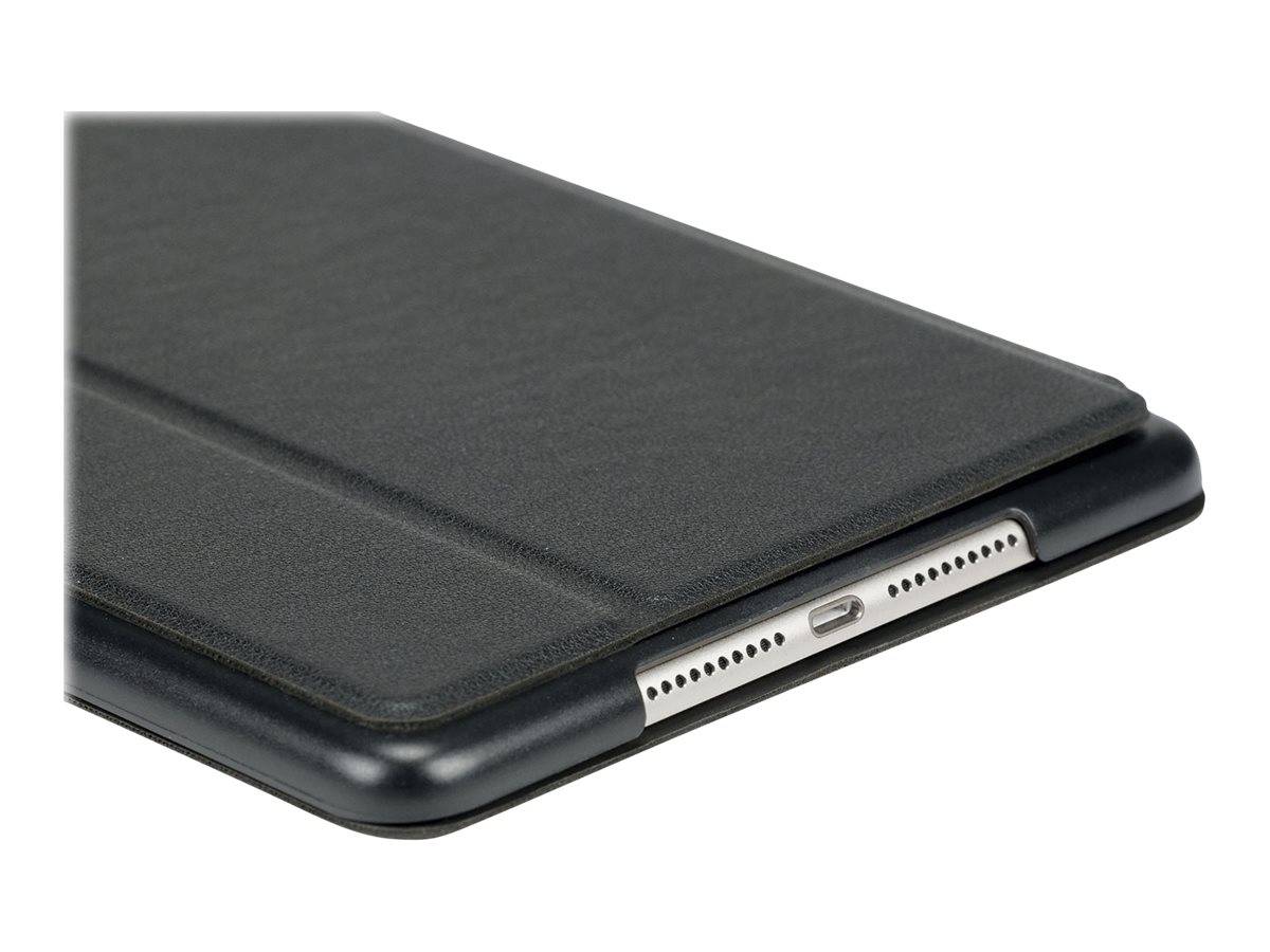 Schwarze Tablet-Schutzhülle im Folio-Stil mit strukturiertem Bezug, die einen Ausschnitt an der unteren Kante für den Ladeanschluss und die Lautsprecher zeigt.