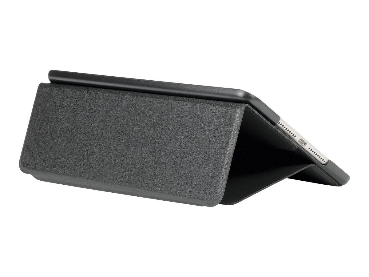 Schwarze Tablet-Foliohülle mit Frontabdeckung, die zu einem Ständer gefaltet ist, auf weißem Hintergrund.