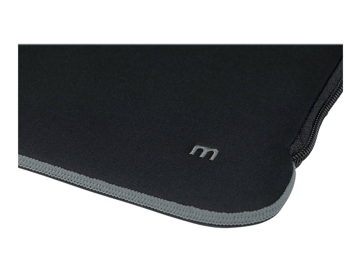Nahaufnahme eines schwarzen Mousepads mit gesäumter grauer Kante und einem kleinen „m"-Logo in der Ecke.