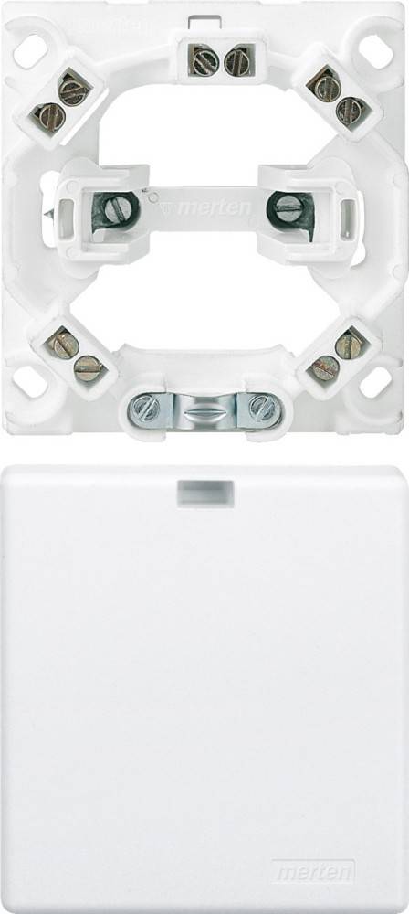 Eine weiße Kunststoff-Montageklammer mit vier Schraubenlöchern und einer Metallklammer, die zur Befestigung von elektrischen Geräten oder Abdeckungen an einer Wand verwendet wird.