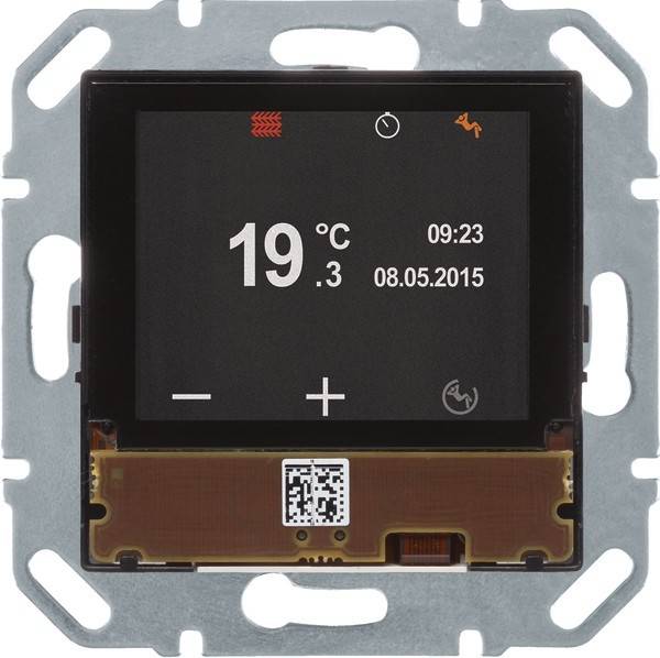 Digitales Thermostatdisplay mit 19,3 °C, dem Datum '08.05.2015' und der Zeit '09:23'. Enthält Einstellungssteuerungen und einen QR-Code.