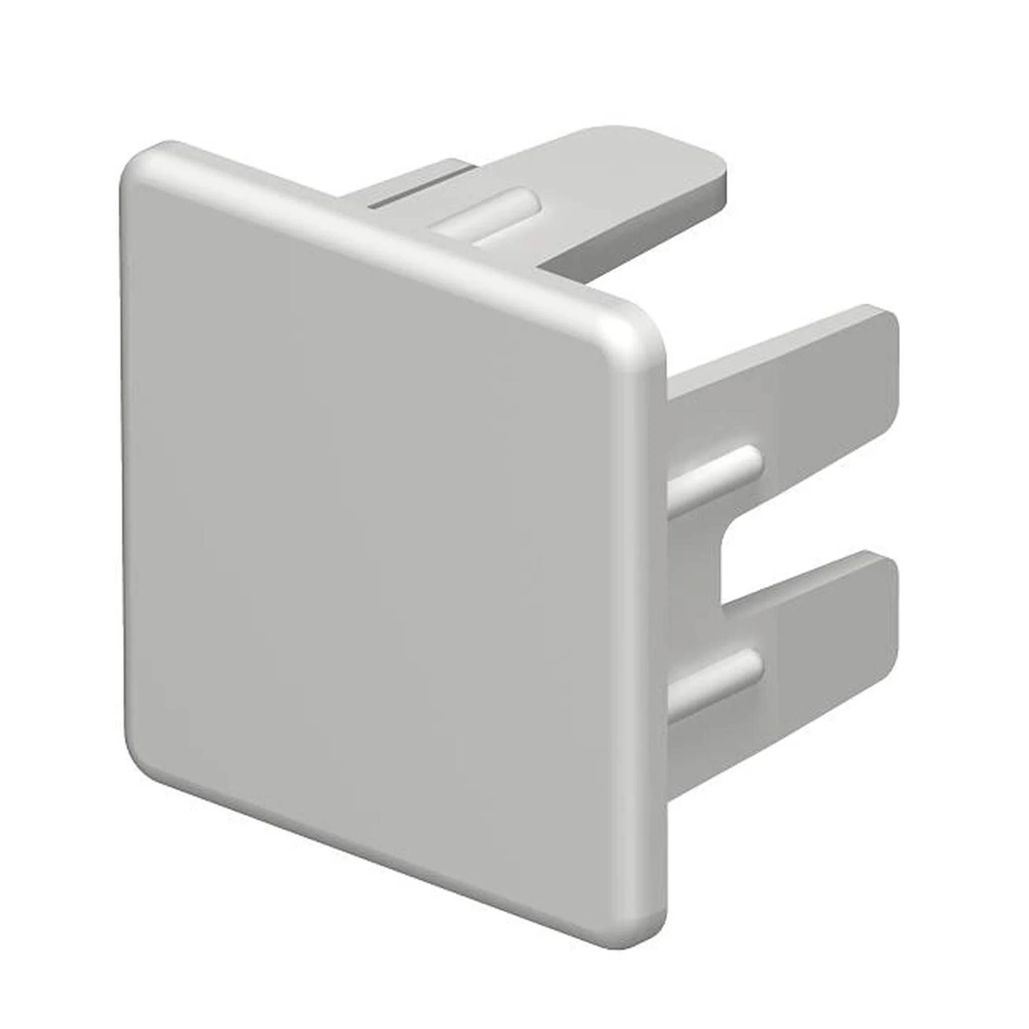 Ein grauer Kunststoff-Stromstecker mit drei flachen Stiften, in 3D auf weißem Hintergrund dargestellt.
