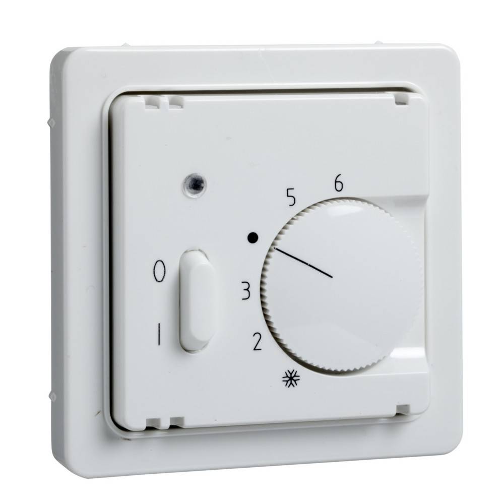 Ein weißes Thermostat mit einer nummerierten Skala von 0 bis 6 und einem Schiebeschalter von 0 bis 1. Die Symbole zeigen die Temperaturregelung an.