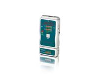 Tragbares elektronisches Gerät in Blaugrün und Silber mit kleinem Display und Anzeigelichtern, aufrecht auf weißem Hintergrund stehend.
