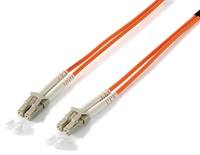 Zwei orangefarbene Lichtwellenleiterkabel mit beigefarbenen LC-Steckern auf weißem Hintergrund.