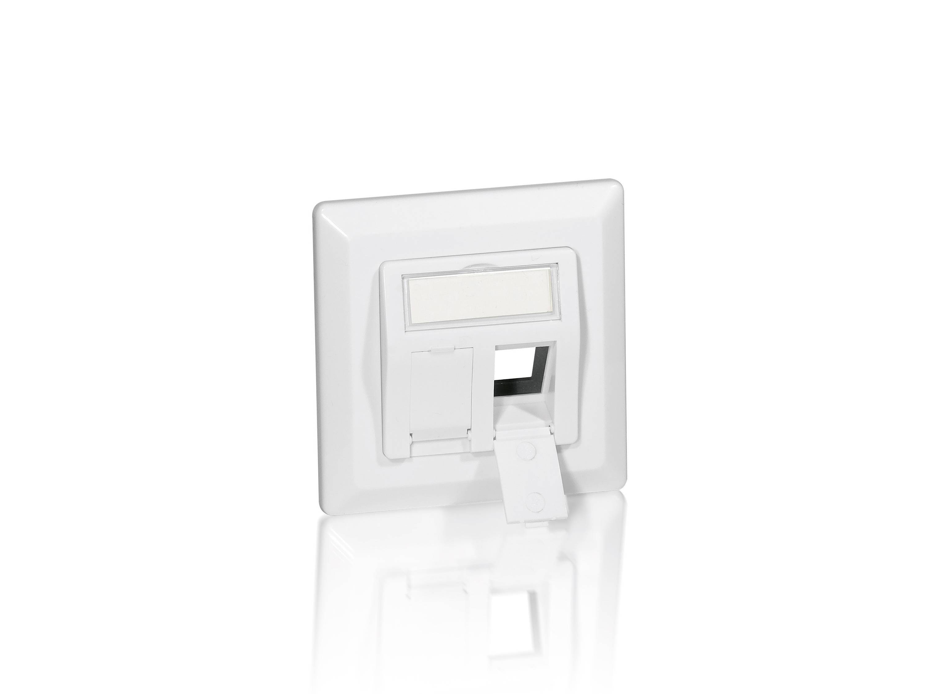 Weiße Wandmontierte Ethernet-Netzwerkdose mit offenem Anschluss und eingestecktem Kabel, dargestellt vor einem schlichten weißen Hintergrund.