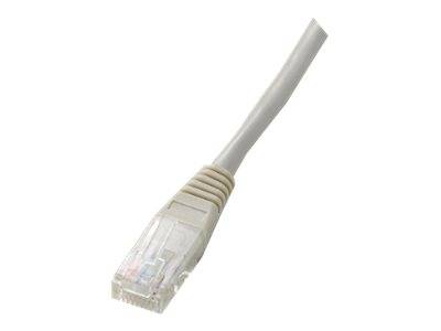 Nahaufnahme eines Ethernet-Netzwerkkabels mit einem RJ45-Stecker auf weißem Hintergrund.