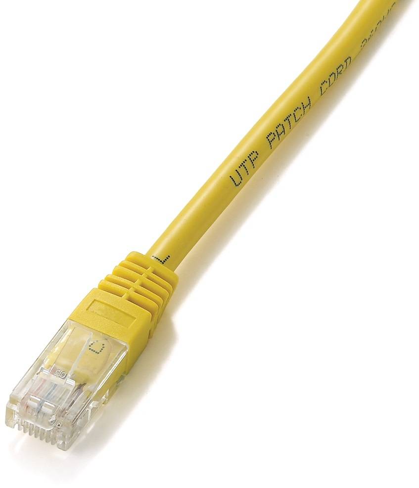 Gelbes Ethernet-Kabel mit transparentem RJ45-Stecker auf weißem Hintergrund.