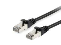 Zwei Ethernet-Kabel mit RJ45-Steckern auf weißem Hintergrund.