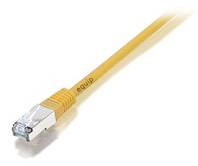Gelbes Ethernet-Kabel mit RJ45-Stecker auf weißem Hintergrund.