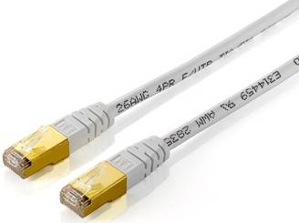 Zwei weiße Ethernet-Kabel mit vergoldeten RJ45-Steckern auf einfachem Hintergrund.
