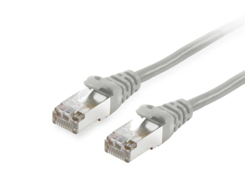 Zwei graue Ethernet-Kabel mit RJ45-Steckern auf weißem Hintergrund.