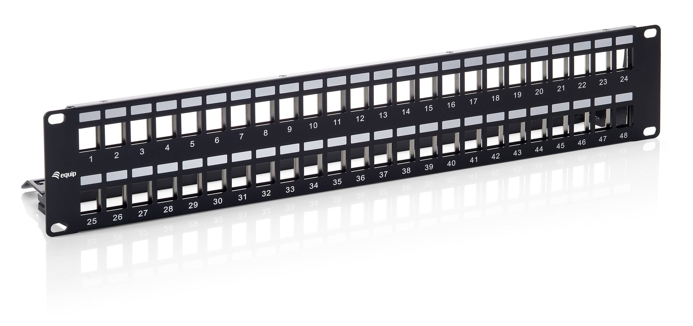 Schwarzes 48-Port-Netzwerk-Patchfeld mit nummerierten RJ45-Buchsen und Befestigungslöchern, angewinkelt auf weißem Hintergrund dargestellt.