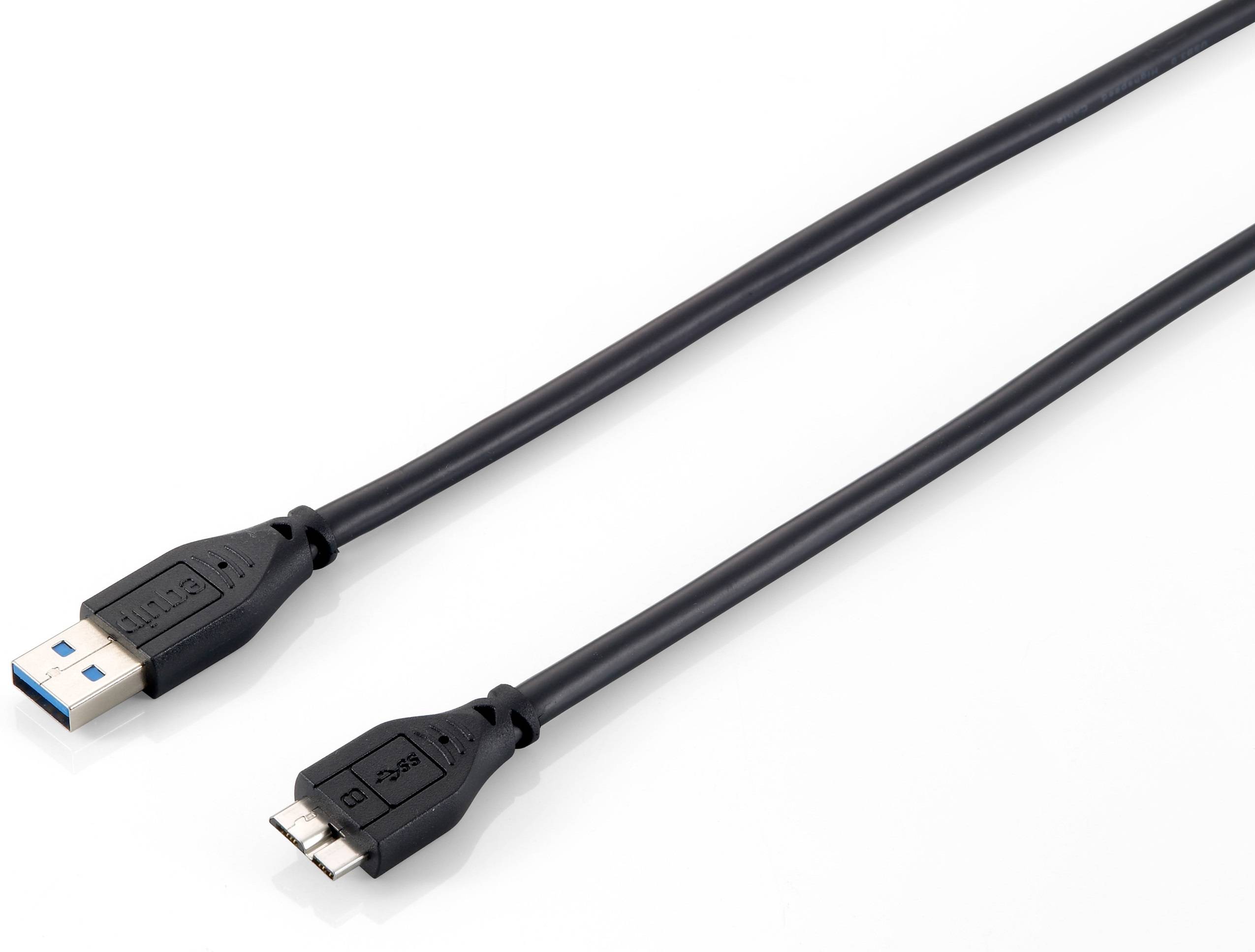 Schwarzes USB-Kabel mit USB-A-Stecker auf der einen Seite und USB-C-Anschluss auf der anderen Seite, abgebildet auf weißem Hintergrund.